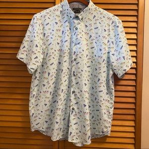 interaffair XL Slim Fit 80s Retro Pattern Button-Up Shirt Pale Blue Background